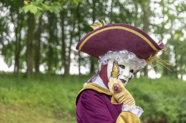 Maskeli bir adam ve pembe maskeli bir adam baba...