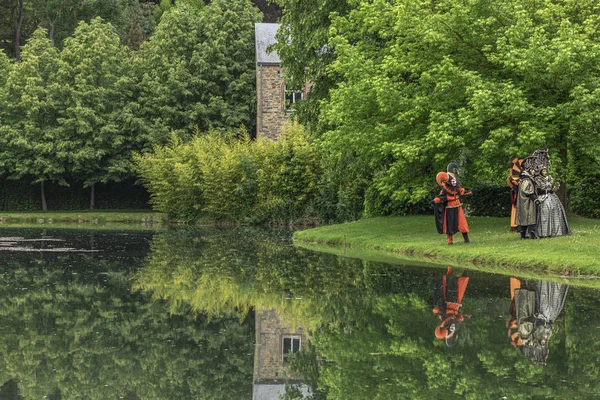 Actores en máscara y disfraz de mascarada ia jardines acuáticos de Annev — Foto de Stock