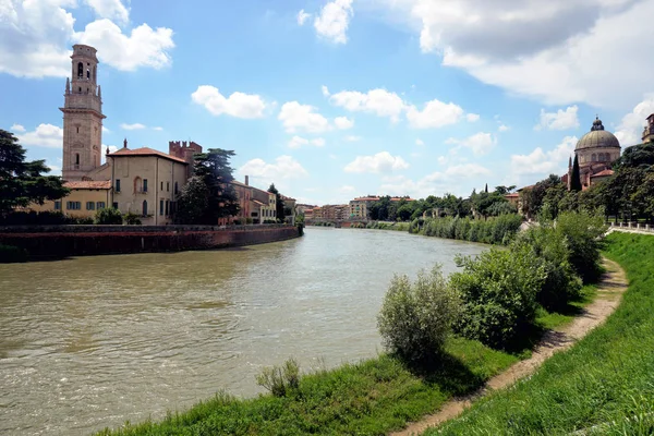 Rio Adige em Verona, Italia — Fotografia de Stock