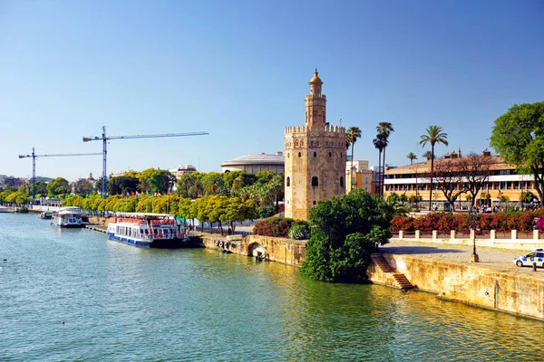 Gouden Toren van Sevilla — Stockfoto