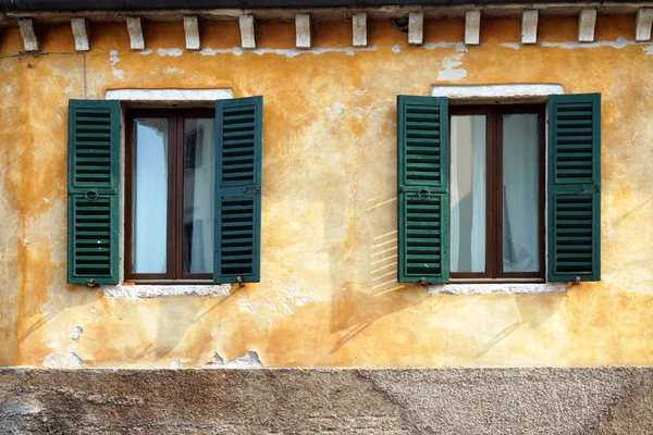 Windows, Sirmione, İtalya