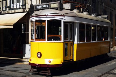 Lizbon sarı tramvay