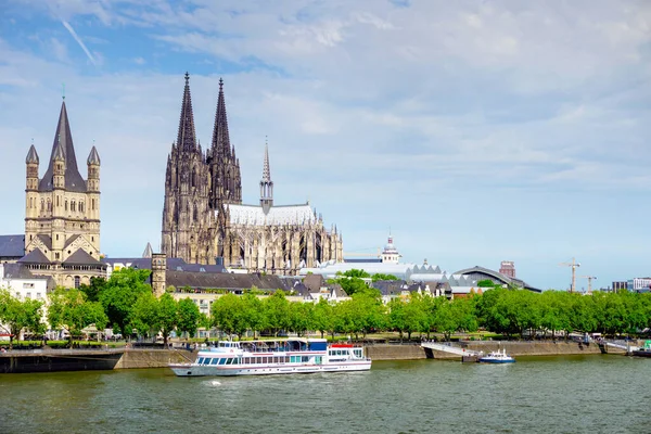 Rhin avec cathédrale de Cologne — Photo