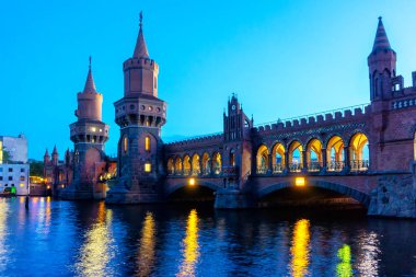 Oberbaumbruke Köprüsü Spree Nehri üzerinde