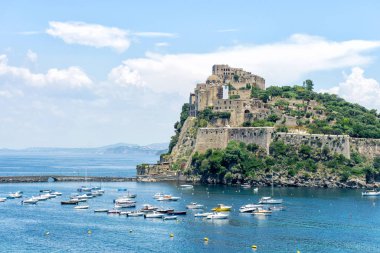 Ischia 'daki Aragon kalesi.