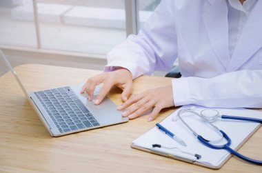 doktor hastane, laboratuar araştırmaları, bilim, kimyasal, sağlık ve tıbbi teknoloji kavramı Danışma dizüstü bilgisayar, Pano ve stetoskop ile çalışma 