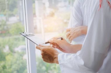 genç Arap iş adamı office bina ya da inşaat sitesi, hayat sigortası, mali, başarılı iş ve yatırım kavramı görüşme bittikten sonra sözleşme veya sözleşme belge imzalama