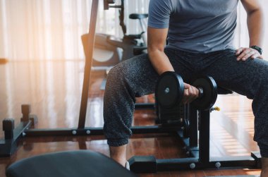 kas Asya genç yakışıklı adam ile halter, jimnastik, vücut geliştirmeci, sağlıklı yaşam, pazı egzersizleri yapıyor egzersiz fitness, egzersiz ve spor eğitim kavramı, güneş ışığı etkisi