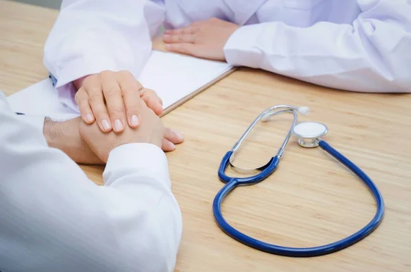 Vänliga Kvinnliga Läkare Håller Patientens Hand För Lugnande Med Urklipp — Stockfoto