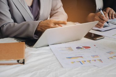 iki genç iş kadını masa ofis, Toplantı, ortağı, ekip çalışması, mali, başarılı iş ve yatırım konsept dizüstü bilgisayar ve strateji diyagramı Grafik raporu ile birlikte çalışma