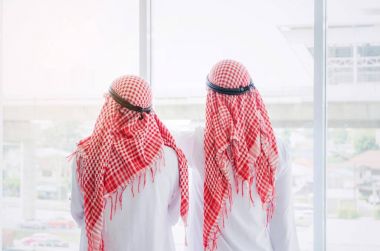 arkadan görünüşü çift genç Arap iş adamı kontrol inşaat sitesinde ofis binası, başarılı, Toplantı, ortağı, ekip çalışması, toplum ve bağlantı kavramı, yumuşak odak