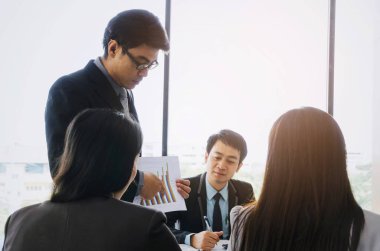 gösterilen ve büyüme grafik diyagramı mali rapor veya toplantı salonunun office, yatırım, şirket başarı ve ekip çalışması kavramı, vintage sesi içinde yıl sonuçlarını sunma Asya proje yöneticisi