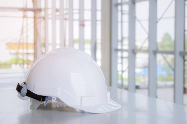 サイトと足場の建設の背景 エンジニア 建設建築コンセプト セレクティブ フォーカスで机の上の白い安全ヘルメット — ストック写真