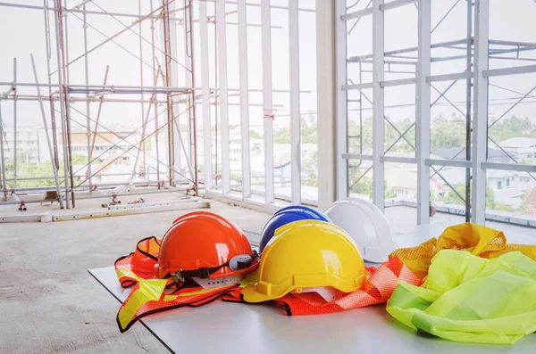 Casco Seguridad Blanco Naranja Amarillo Azul Con Ropa Reflectante Escritorio —  Fotos de Stock