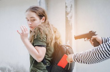 m-cüzdan veya cep telefonu genç Kafkas kadın arkasından çalmak için silah kullanarak hırsız bag street, hırsız, suç, soyguncu ve kavram çalmak