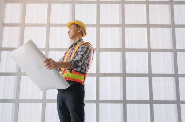 Akıllı mühendis, mimar veya sarı Emanet kask holding planı inşaat alanında proje, başarılı, iş, tebrik başlatmak için inşaat sektöründe, inşaat kavramı ile teknisyen