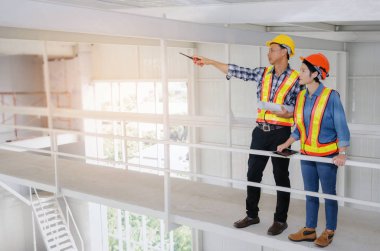 Çift mühendisleri veya teknisyen erkek ve kadın Emanet kask holding planı inşaat alanında proje, başarılı, iş, tebrik başlatmak için inşaat sektöründe, inşaat kavramı ile