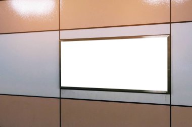 boş reklam billboard veya ışıklı vitrin duvara Havaalanı veya metro tren istasyonu, alan metin mesajı veya medya içeriği, reklam, ticari ve pazarlama kavramı kopya