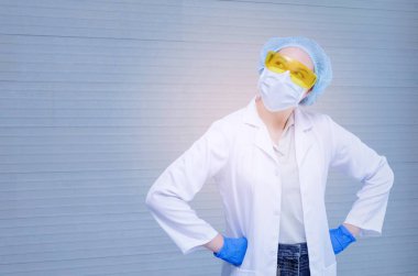 koruyucu gözlük, maske ve eldiven düşünme ve kimyasal Laboratuvar Laboratuvar, duygu, bilim, kimya, biyoloji, eczane ve tıbbi araştırma kavramı ayakta genç beyaz kadın bilim adamı