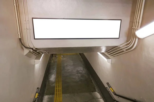 Cartelera Publicitaria Blanco Escaparate Caja Luz Sobre Entrada Túnel Estación — Foto de Stock
