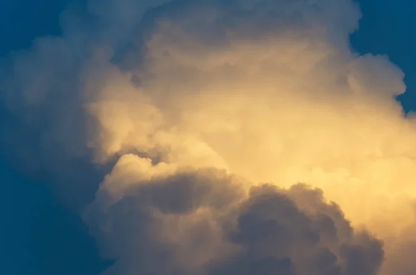 Закрыть Красивое Закатное Голубое Небо Облаками Фоне Природы — стоковое фото