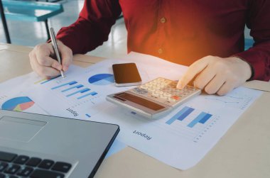 genç iş adamı çalışma Finans yaklaşık maliyet ve Danışma ev ofis, finans, iş teknolojisi ve yatırım kavramı üzerinde hesap makinesi, strateji diyagramı Grafik raporu, cep telefonu ile hesaplayın