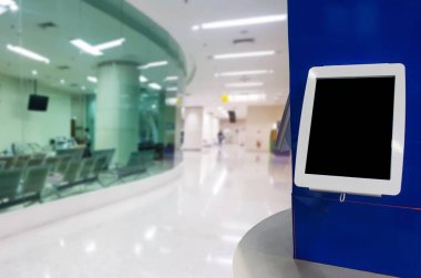 boş dijital dokunmatik ekran monitör veya sayaç için klinik veya hastane, tıbbi teknoloji, pazarlama, reklam kavramı, kopya alanı metin veya medya içeriği için bekleyen lobide tablete