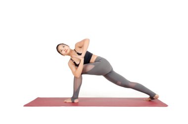 Genç Asyalı kadın Virabhadrasana Yoga pratik ben ya da savaşçı Twist yoga mat beyaz arka plan, egzersiz fitness, Spor eğitimi ve sağlıklı yaşam konsepti doğrultusunda izole poz vermek
