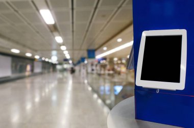 boş dijital monitör veya metro tezgahta tablete tren istasyonu, alan metin veya medya içeriği, otomatik bilet satış makinesi, ulaşım, ticaret, pazarlama ve reklam kavramı kopya