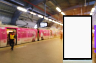 boş reklam billboard veya vitrin için kýsa mesaj veya medya içeriği metro tren istasyonu arka plan, reklam, ticari ve pazarlama kavramı kişi ile kopya alanı ışık kutusu