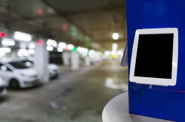 boş dijital monitör veya akıllı teknoloji araba park garaj alanı mağaza veya alışveriş merkezi, kopya alanı için metin veya medya içeriği, pazarlama, reklam kavramı, masada tablete
