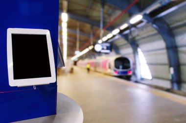 boş ekran dijital monitör veya metro tezgahta tablete tren istasyonu, alan metin veya medya içeriği, Bilet satış makinesi, reklam, pazarlama ve reklam kavramı kopya