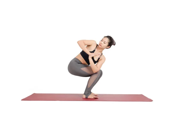 Wanita Asia Muda Melakukan Yoga Revolved Chair Asana Yoga Pose — Stok Foto