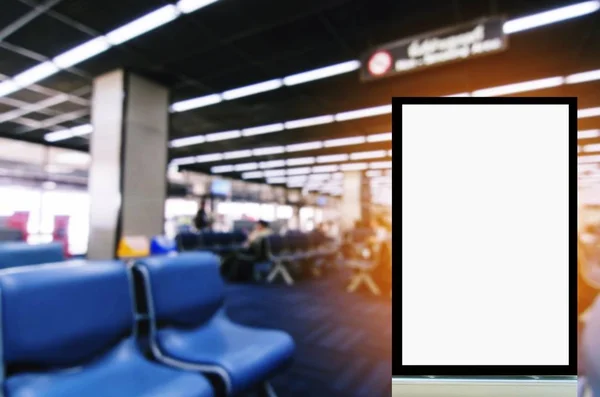 あなたのテキスト メッセージまたはメディア空港背景 商業やマーケティングの概念で待合室の人とコンテンツのコピー スペース空白の広告看板やショーケース ライト ボックス — ストック写真