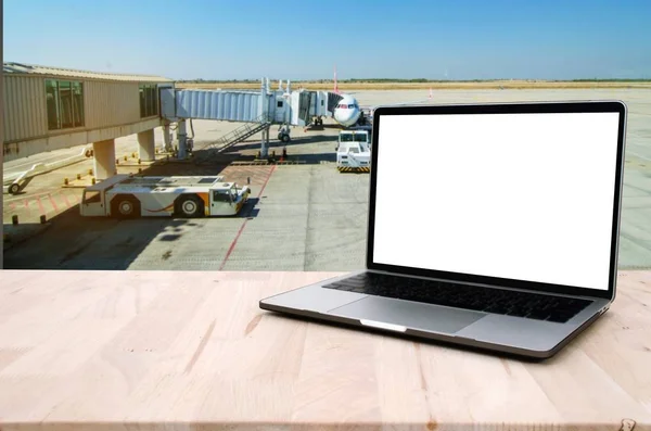 Ноутбук Ноутбук Белым Чистым Экраном Столе Грузом Борту Самолета Фоновом — стоковое фото