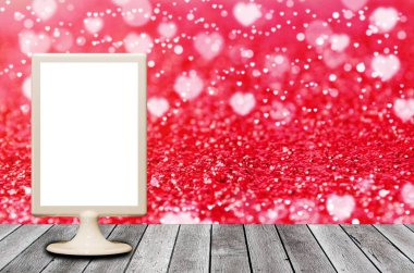 boş menü Restoran plastik tutucu güzel kırmızı ya da pembe glitter doku ve kalp bokeh açık renkli, reklam kavramı, kopya alanı metin veya medya içeriği için ahşap masa