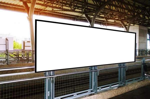 Sahte Boş Reklam Billboard Veya Boş Vitrin Işıklı Gökyüzü Tren — Stok fotoğraf