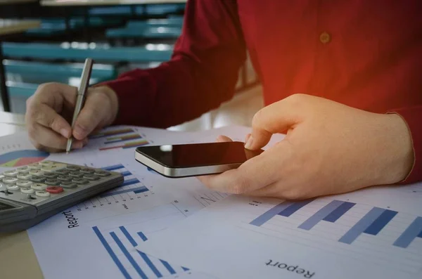 Junger Geschäftsmann Arbeitet Finanzierung Über Kosten Mit Handy Taschenrechner Und — Stockfoto