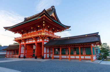 Kırmızı güzel Budist tapınağı Fushimi Inari tapınak inşa ünlü turistik cazibe Kyoto, Japonya uyandığımız, parlak mavi gökyüzü ile sonbaharda tapınaktır