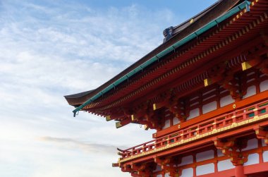 Kırmızı görünümü kadar yakın Fushimi Inari tapınak bina güzel Budist tapınağı olan Kyoto, Japonya ünlü turistik cazibe tapınakta uyandığımız, parlak mavi gökyüzü ile sonbahar