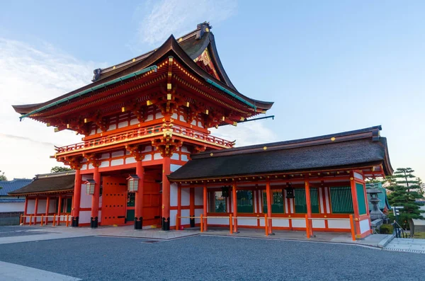 Kırmızı güzel Budist tapınağı Fushimi Inari tapınak inşa ünlü turistik cazibe Kyoto, Japonya uyandığımız, parlak mavi gökyüzü ile sonbaharda tapınaktır
