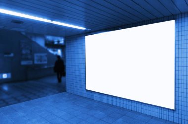 boş reklam billboard veya büyük ışıklı vitrin duvara Havaalanı veya metro tren istasyonu, mavi renk tonu, alan metin mesajı veya medya içeriği, ticari ve pazarlama kavramı için kopyalama