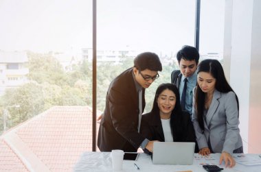 Grup Asya iş insanlar takım başarı dizüstü bilgisayar ile birlikte çalışma masa oda ofis, destek, ortağı, ekip çalışması, topluluk, bağlantı ve başlangıç proje kavramı, Toplantı Planlama