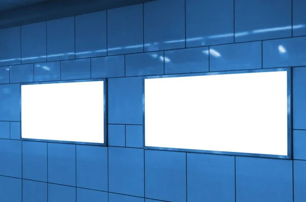 双空白广告牌或灯箱在机场或地铁站墙上 蓝色色调 复制空间为您的短信或媒体内容 营销理念 — 图库照片