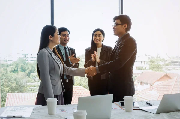 bir iş toplantısı office, başarı, Toplantı, ortağı, ekip çalışması, topluluk, bağlantı kavramı project grubu kadar başlangıç tebrik için bitirdikten sonra iş insanlar el sıkışma ve alkışlar el