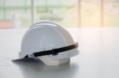 Masa başında inşaat mevcuttur ve İskele arka plan, mühendis, Emanet, sanayi ve inşaat yapı kavramı, seçici odak üzerinde beyaz kask