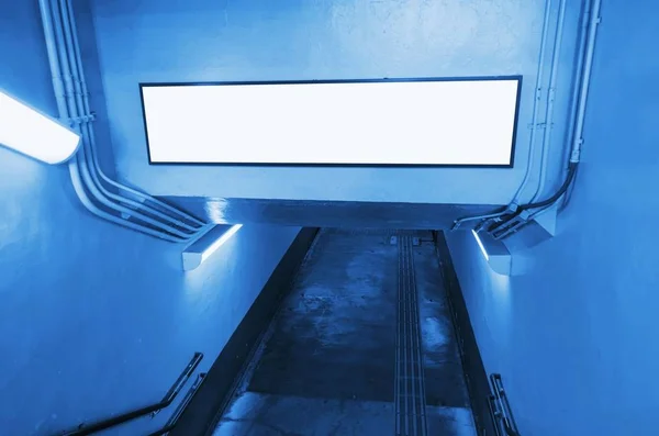 Boş Reklam Billboard Veya Metro Tünel Girişine Yukarıda Işık Kutusu — Stok fotoğraf