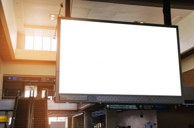 büyük lcd tv ekran, boş reklam billboard veya ışıklı vitrin Havaalanı veya metro tren istasyonu, kopya metin mesajı veya medya içeriği, reklam, pazarlama kavramı, ticari alan