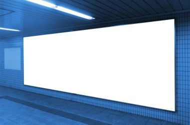 boş reklam billboard veya ışıklı vitrin duvara Havaalanı veya metro tren istasyonu, metin mesajı veya medya içeriği, reklam, ticari, pazarlama kavramı, mavi tonu için alan Kopyala