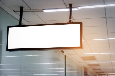 boş reklam billboard veya ışıklı vitrin duvara Havaalanı veya metro tren istasyonu, alan metin mesajı veya medya içeriği, reklam, ticari ve pazarlama kavramı kopya